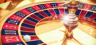 MM777 APP ကို Android ဖုန်းဖြင့် Slots ဂိမ်းများ ကစားနေသည့် မြန်မာကစားသမားတစ်ဦး